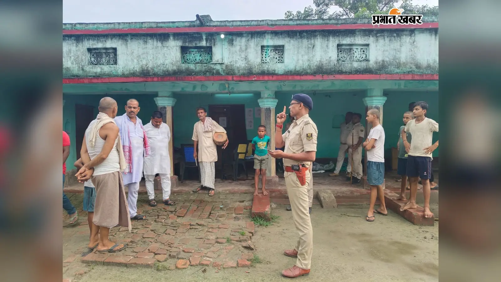 इस्तेहार चिपकाती पुलिस | Prabhat Khabar Network इस्तेहार चिपकाती पुलिस | Prabhat Khabar Network