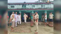 हाजीपुर के चर्चित डबल मर्डर केस में पांच फरार आरोपितों के घर पहुंची पुलिस, इश्तेहार चस्पा दी कुर्की की चेतावनी