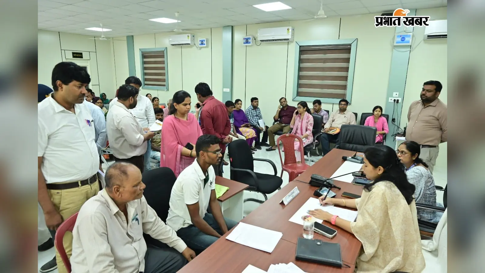 फोटो -1- जनता दरबार में फरियाद सुनते डीएम | Prabhat Khabar Network फोटो -1- जनता दरबार में फरियाद सुनते डीएम | Prabhat Khabar Network