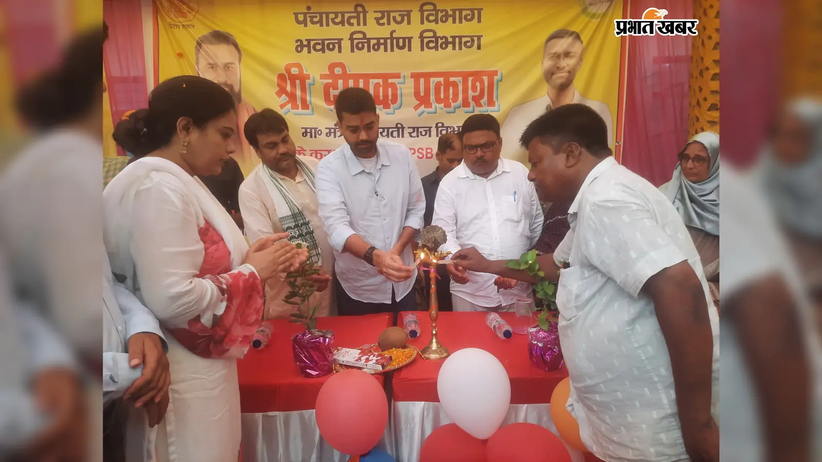 दीप प्रज्वलित करते मंत्री दीपक प्रकाश सामूहिक रूप से फीता काटते मंत्री दीपक प्रकाश व अन्य | Prabhat Khabar Network दीप प्रज्वलित करते मंत्री दीपक प्रकाश सामूहिक रूप से फीता काटते मंत्री दीपक प्रकाश व अन्य | Prabhat Khabar Network