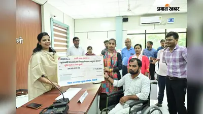 हाजीपुर में लाभुकों को मिला एक-एक लाख रुपये का प्रोत्साहन, डीएम ने सौंपे एफडी प्रमाण-पत्र