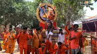 कच्ची कांवरिया पथ पर आकर्षण का केंद्र बनी 9 फीट ऊंची अर्धनारीश्वर प्रतिमा, कोलकाता से 26 श्रद्धालु लेकर पहुंचे बाबा धाम