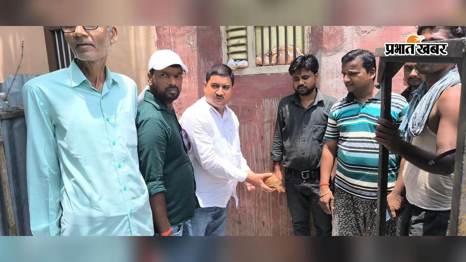 नारियल फोड़कर शुभारंभ करते वार्ड पार्षद प्रतिनिधि धीरेंद्र यादव व अन्य | Prabhat Khabar Network नारियल फोड़कर शुभारंभ करते वार्ड पार्षद प्रतिनिधि धीरेंद्र यादव व अन्य | Prabhat Khabar Network
