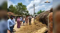 ईचागढ़ : घर में घुसा अनियंत्रित टीपर, पीड़ित परिवार से मिलीं विधायक सविता महतो