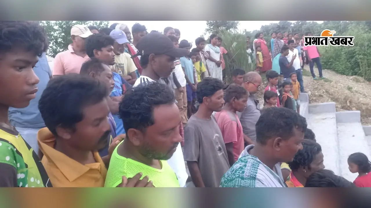 फोटो:मृतक का फाइल फोटो व तालाब में लगी भीड़ | Prabhat Khabar Network फोटो:मृतक का फाइल फोटो व तालाब में लगी भीड़ | Prabhat Khabar Network