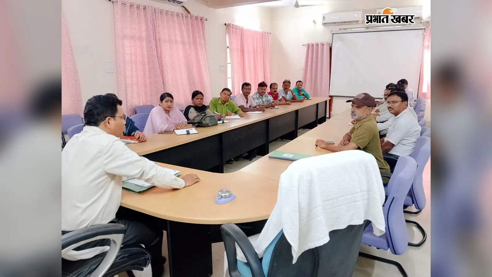31जी 21- बीएलओ सुपरवाइजरों की बैठक को संबोधित करते एसडीओ | Prabhat Khabar Network 31जी 21- बीएलओ सुपरवाइजरों की बैठक को संबोधित करते एसडीओ | Prabhat Khabar Network