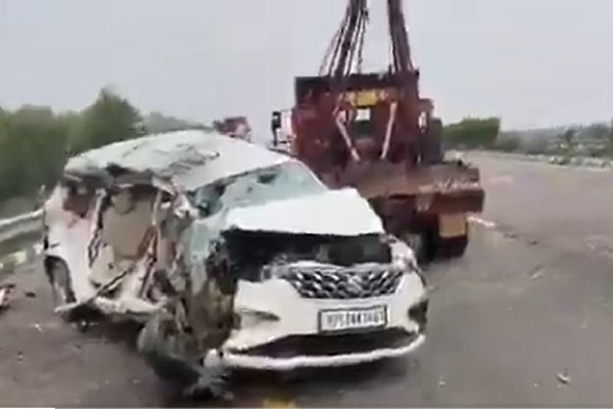 Video: आगरा-लखनऊ एक्सप्रेसवे पर बस के ड्राइवर को आई झपकी, कार से हुई टक्कर, 5 की गई जान