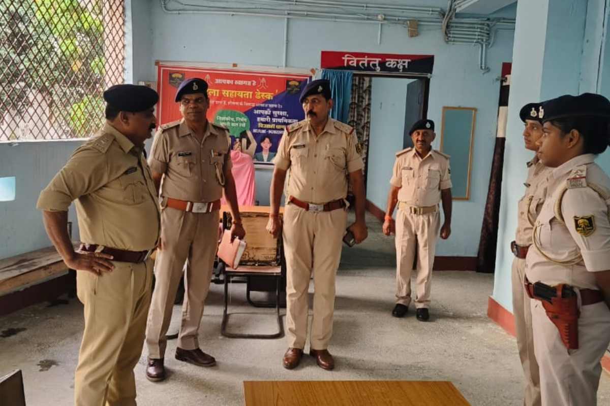 Bagaha SP Inspection: थानों में फाइलों की पेंडेंसी देख भड़के एसपी, एक महीने में केस निष्पादन का अल्टीमेटम