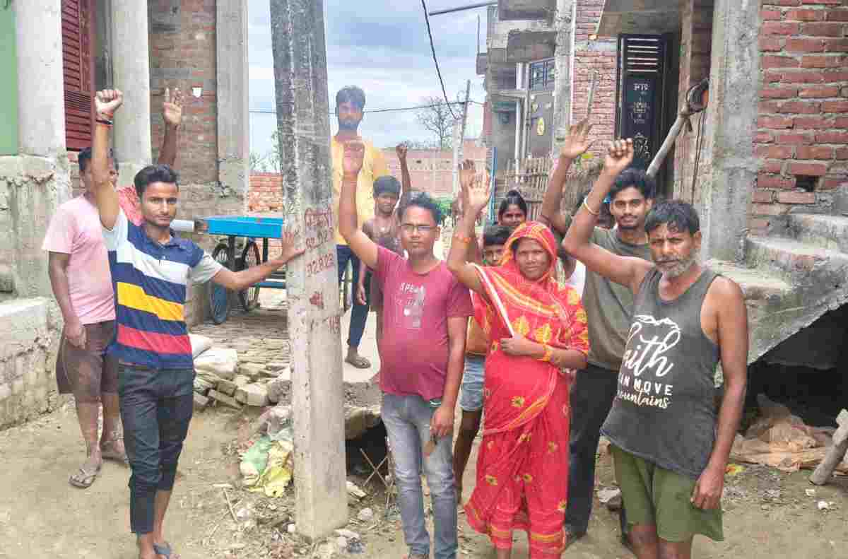 बिजली पोल के बीच बना दी नाली, बेतिया में लापरवाही की हद पार
