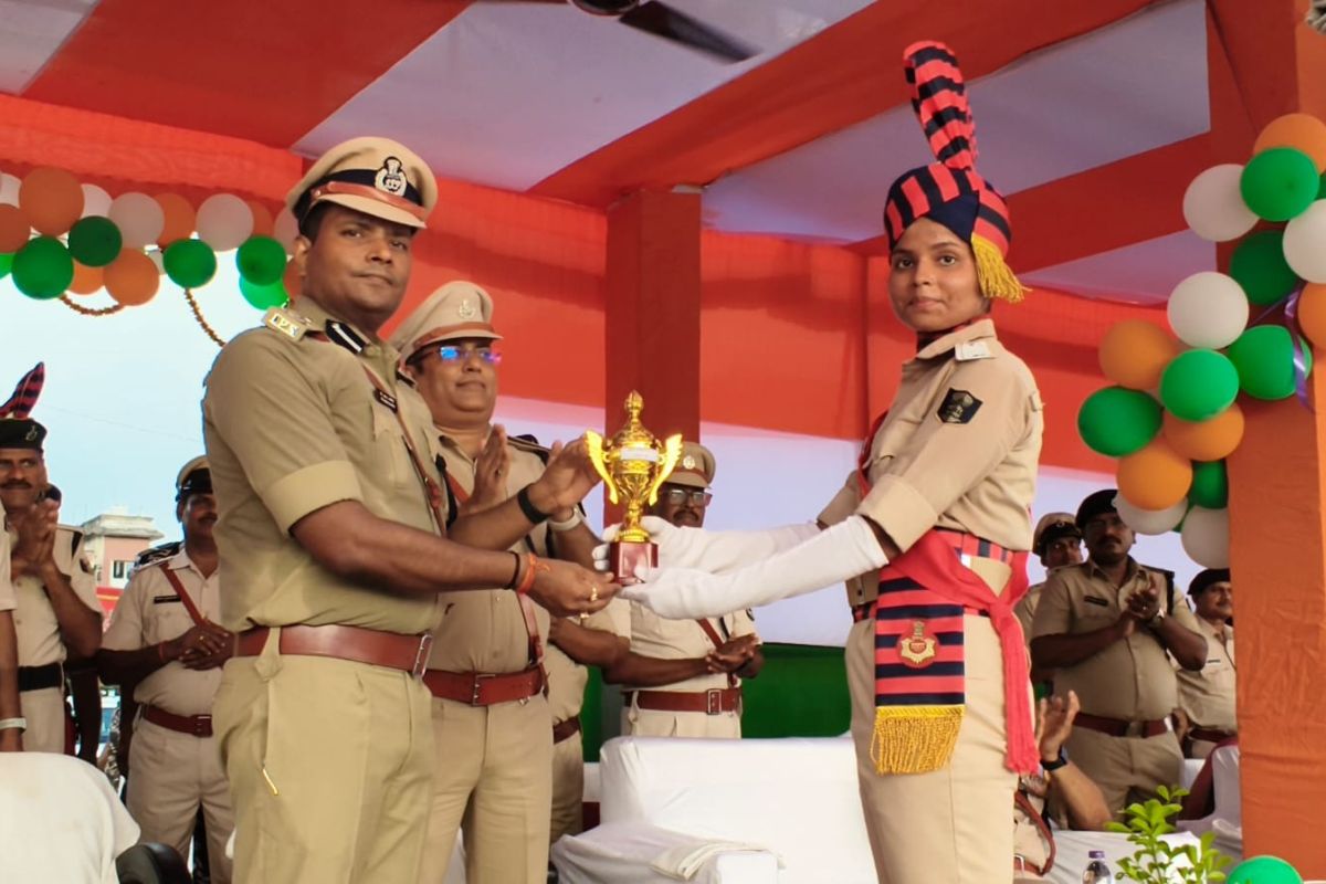 16 KM दौड़ में बेटियों ने रचा इतिहास, DIG ने मंच पर किया सम्मानित, तालियों से गूंज उठा परेड ग्राउंड