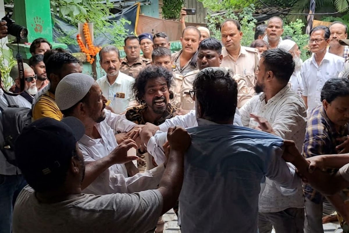 धनबाद स्टेशन रोड मजार में कमिटी को लेकर बवाल, नई-पुरानी कमिटी आमने-सामने; जमकर हुआ हंगामा
