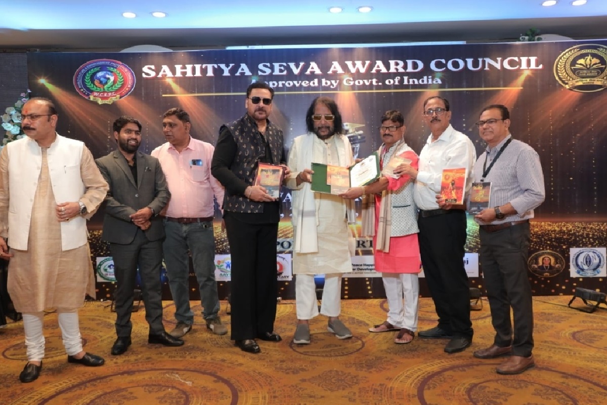 बलियापुर के बीबीएम के प्रो एपी भंडारी को मिला सम्मान, बॉलीवुड के निर्देशक सलीम दुर्रानी ने दिया पुरस्कार