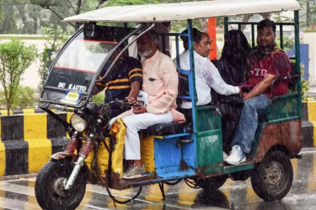 गया जी : सड़क पर चलते-चलते बंद हो रहे ई-रिक्शा, तकनीकी छेड़छाड़ की आशंका से चालक परेशान