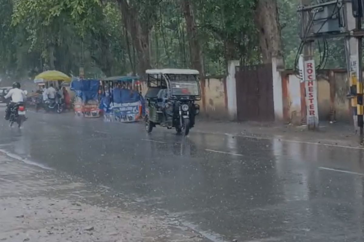 गया जी में मानसून की पहली जोरदार बारिश के बाद मौसम सुहावना हुआ. मौसम विभाग ने जिले के सभी 24 प्रखंडों के लिए येलो अलर्ट जारी कर वज्रपात, बारिश और तेज हवा की चेतावनी दी है.