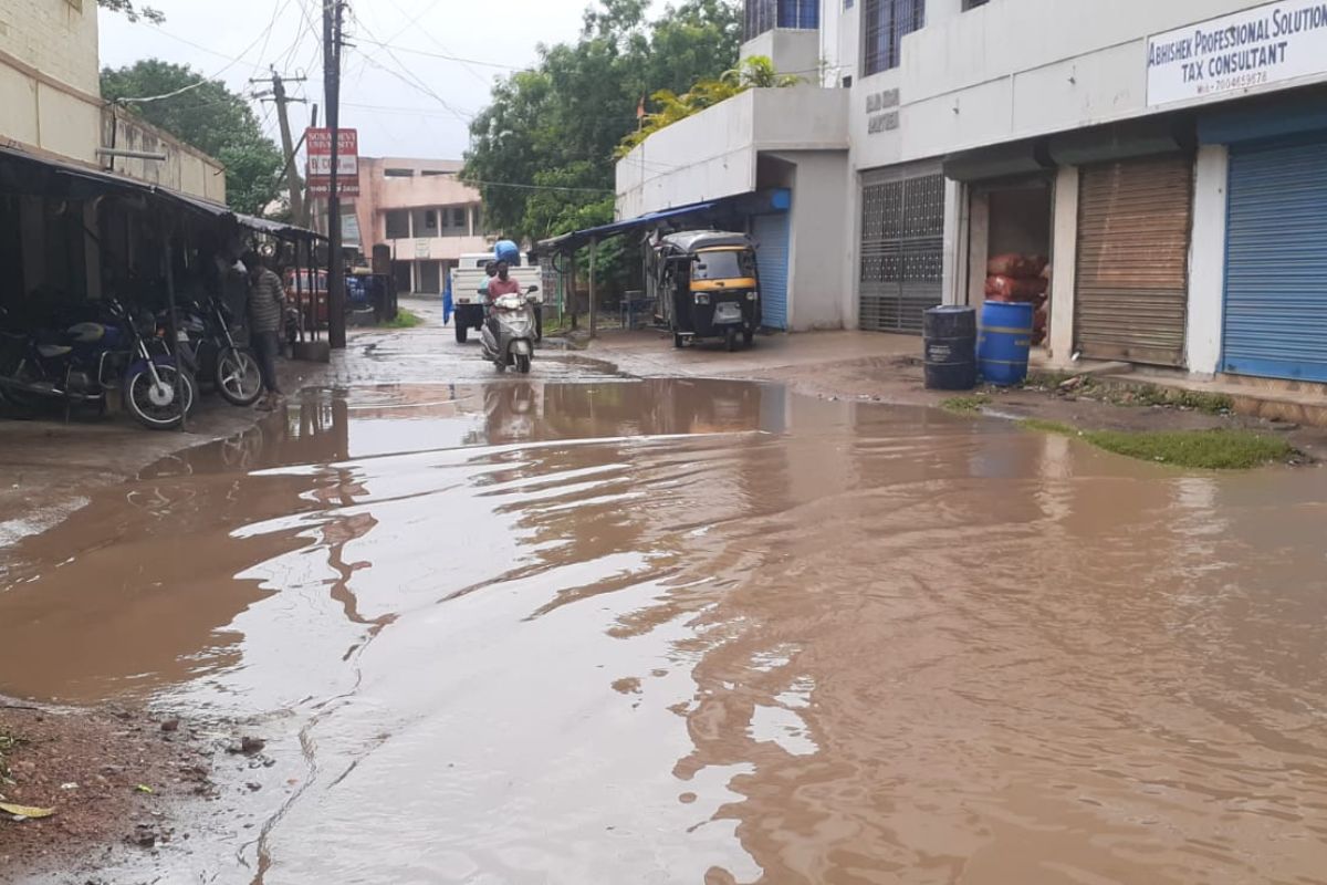 लाखों खर्च के बाद भी बदहाल घाटशिला, जाम नालियां, सड़कों पर जलजमाव और कचरे के ढेर से लोग परेशान
