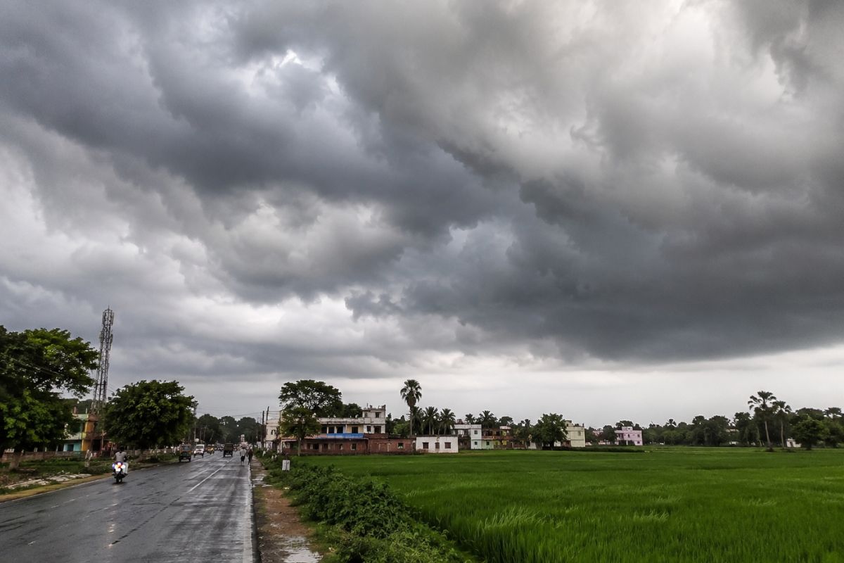वैशाली में बदला मौसम का मिजाज, काले बादलों और ठंडी हवाओं से लोगों को राहत, किसानों में जगी नई उम्मीद