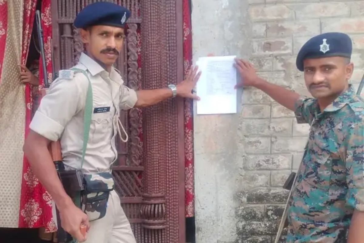 हाजीपुर में 14 फरार वारंटियों के घर चिपका इश्तिहार, पुलिस की चेतावनी- जल्द करें सरेंडर, नहीं तो होगी कुर्की-जब्ती
