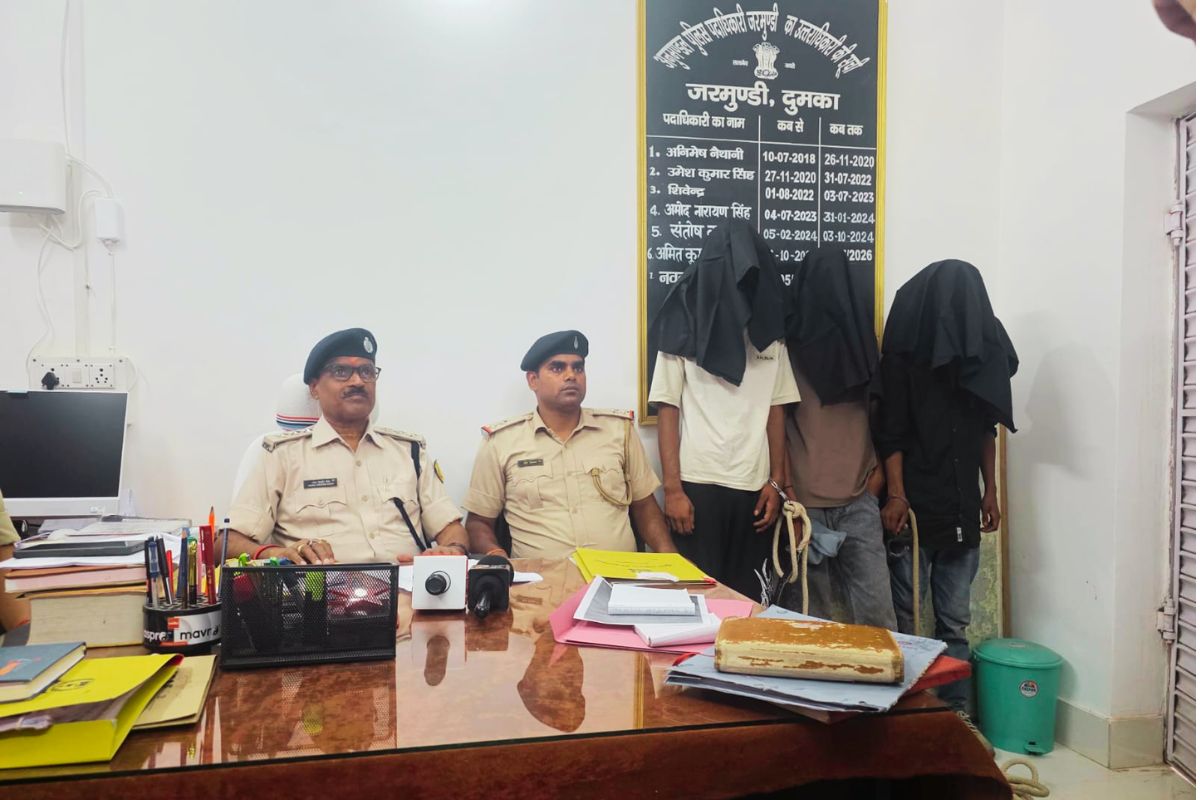 दुमका पुलिस की कार्रवाई : हंसडीहा स्टेडियम से ब्राउन शुगर के साथ तीन आरोपी गिरफ्तार