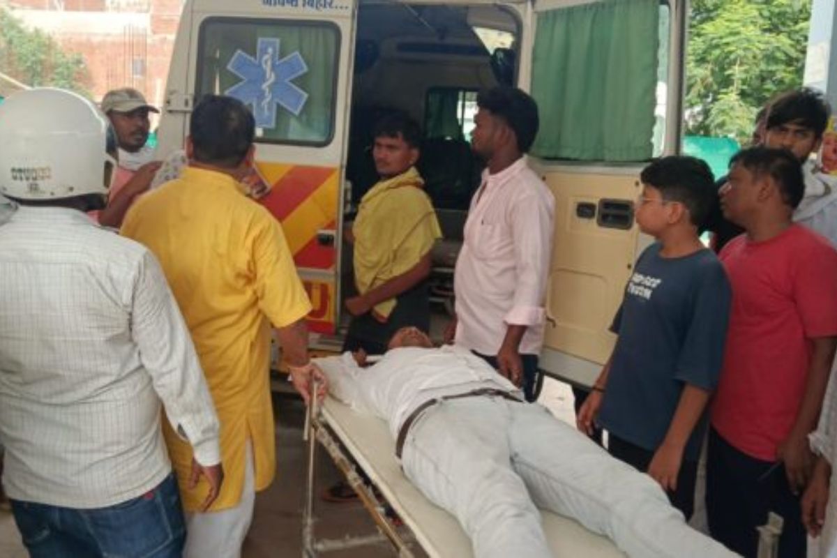 कैमूर : मोहनिया में तेज रफ्तार कार ने बाइक को मारी टक्कर, एक की मौत, महिला समेत दो की हालत गंभीर