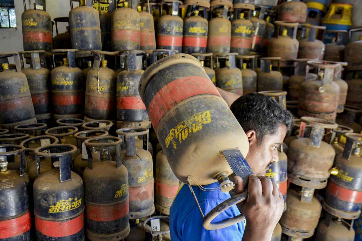 LPG Price Today : 1 जुलाई से सस्ता हो गया गैस सिलेंडर, जानें कितनी कम हुई कीमत
