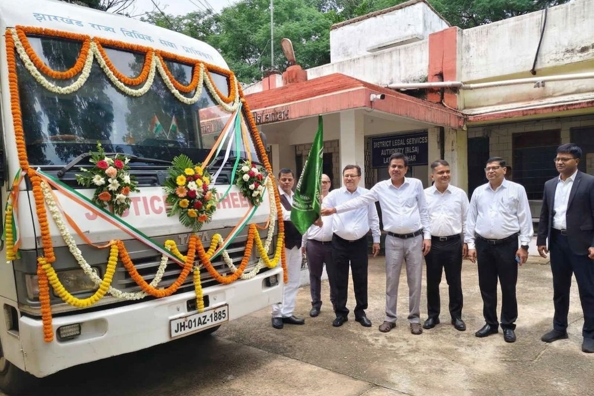 घर-घर पहुंचेगी कानून की जानकारी, लातेहार में निकला चलंत लोक अदालत वाहन