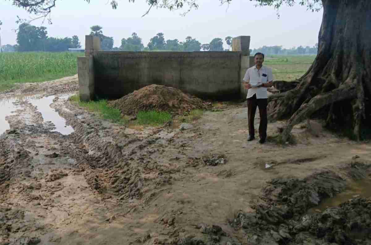 पुलिया बन गई, रास्ता बनाना भूल गए… पूर्वी चंपारण में मनरेगा योजना पर उठे सवाल