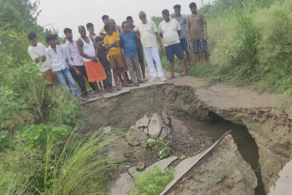 सारण में गंडक नहर का बांध टूटा, कई गांवों से टूटा सड़क संपर्क, आवागमन ठप
