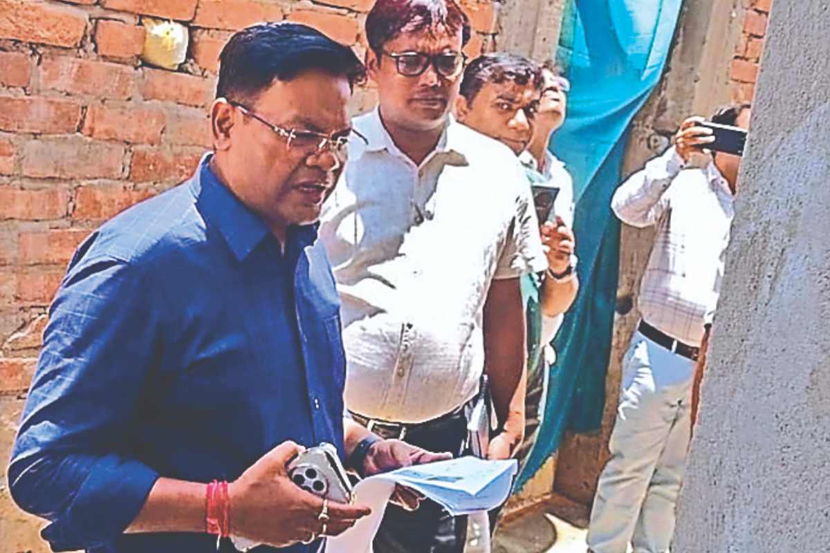 Riga Panchayat Inspection: रीगा पंचायत में डीडीसी के निरीक्षण से मचा हड़कंप, अनियमितता पर आवास सहायक सेवामुक्त
