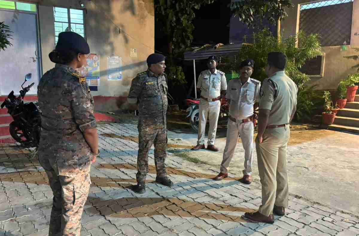 रात में अचानक थाने पहुंच गए एसपी साहब, हाजत से साफ-सफाई तक हर व्यवस्था को खुद देखा
