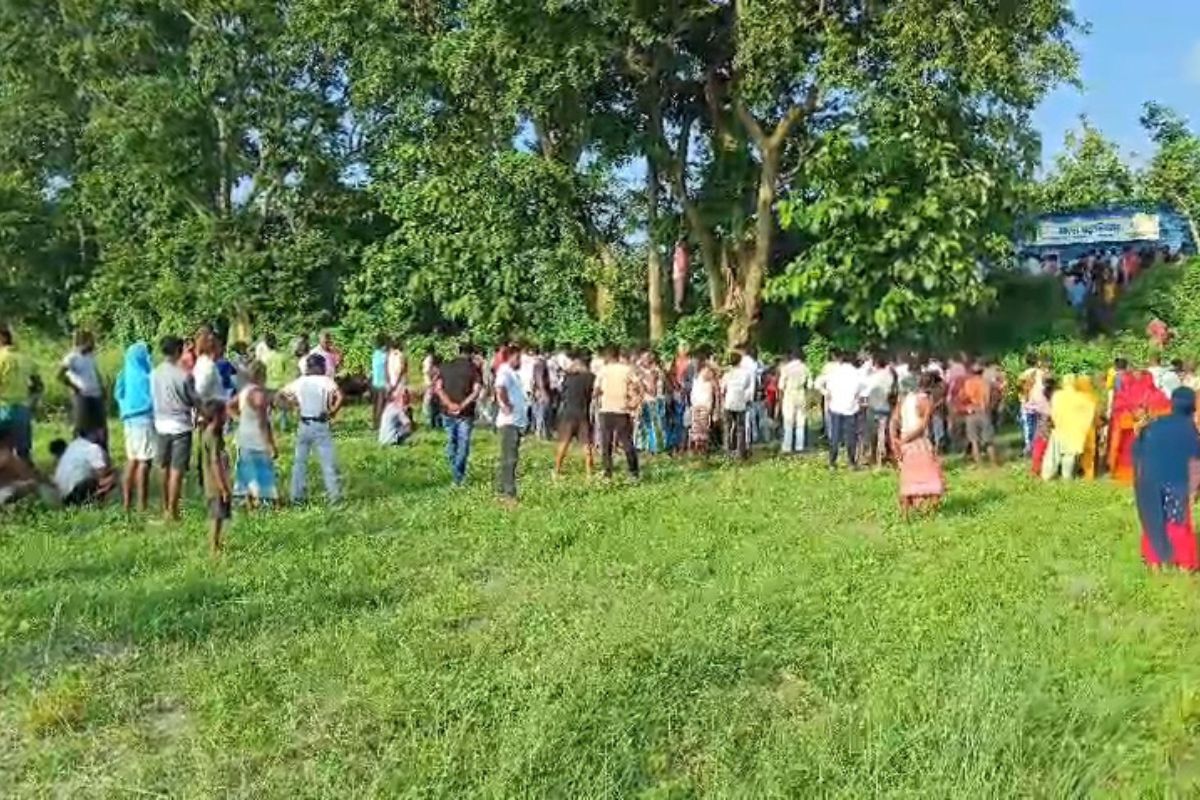 वीरपुर में पेड़ से लटका मिला 45 वर्षीय व्यक्ति का शव, हत्या या आत्महत्या? पुलिस जांच में जुटी