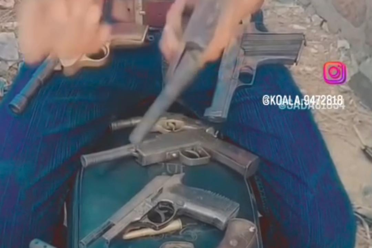 सोशल मीडिया पर हथियारों के साथ युवक का वीडियो वायरल, पुलिस बोली- जांच के बाद होगी कार्रवाई
