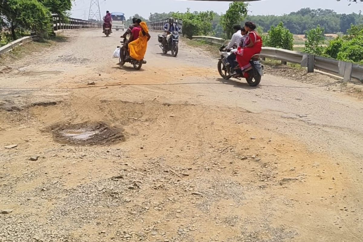 इंगलिशमोड़-पुनसिया मुख्य पथ जर्जर, मरम्मत नहीं हुई, तो सावन में बढ़ेंगी शिवभक्तों की मुश्किलें