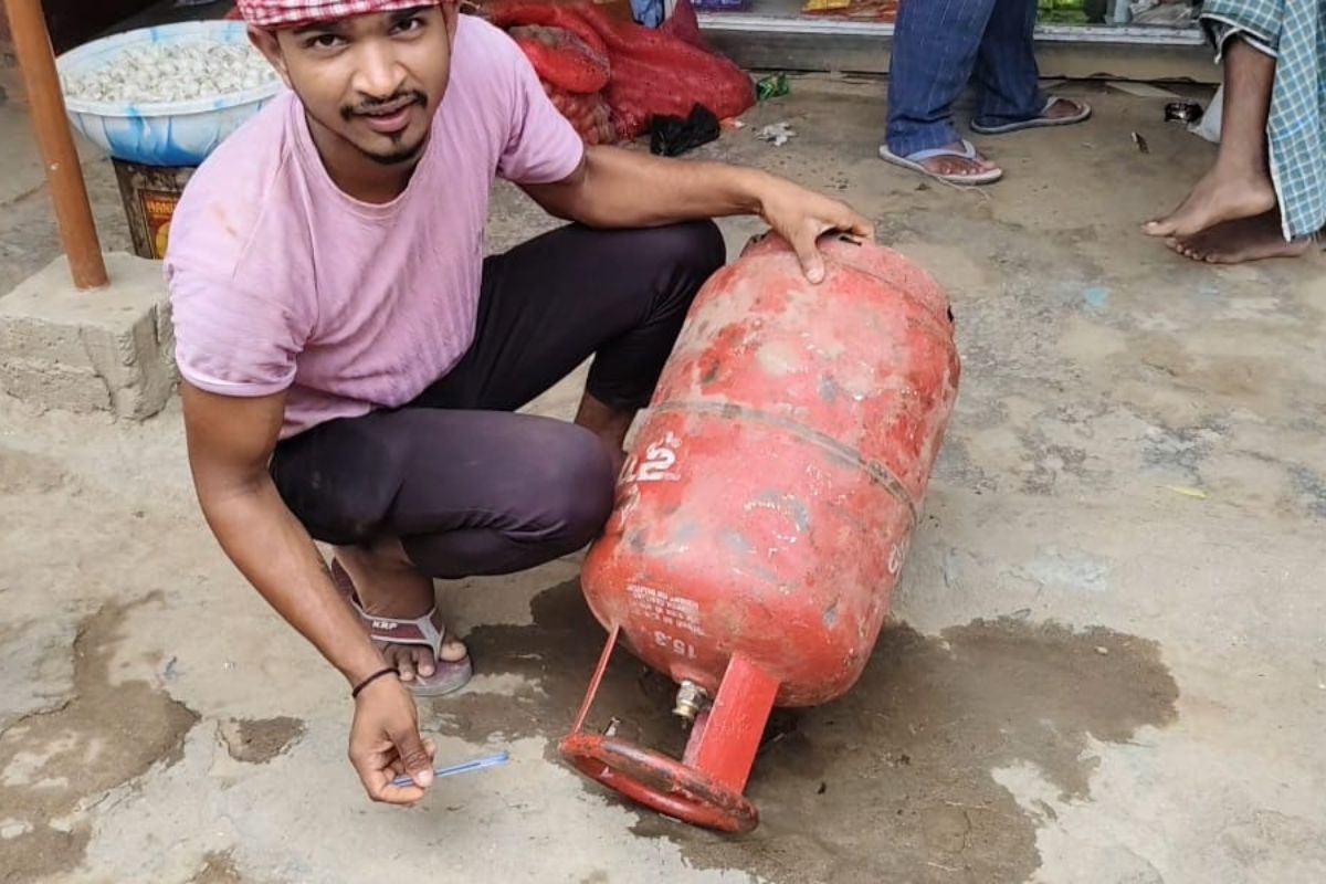 रसोई गैस सिलेंडर से निकला पानी, ठगे गए उपभोक्ताओं के हंगामे के बाद प्रशासन अलर्ट