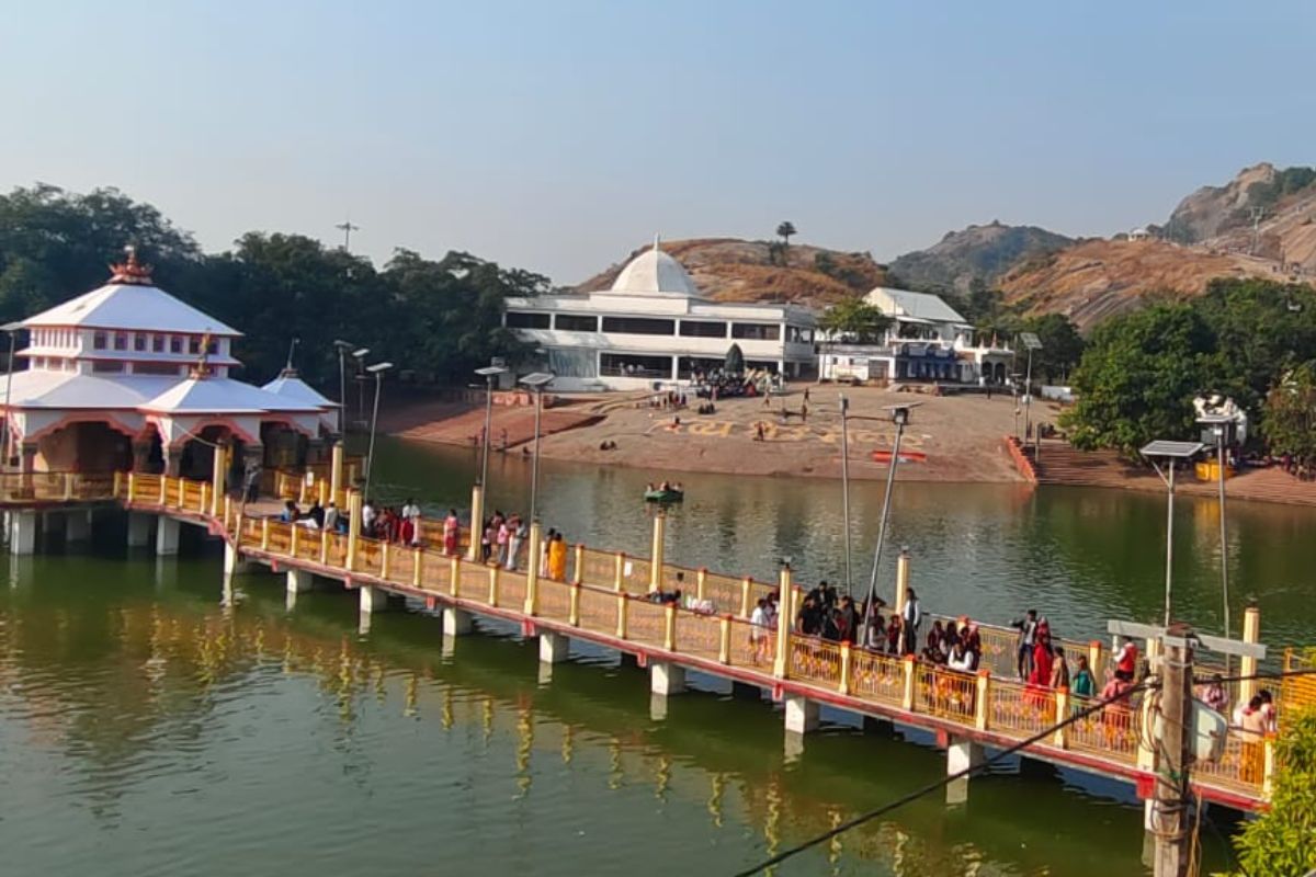 अष्टकमल मंदिर में उमड़ी श्रद्धालुओं की भीड़, भगवान विष्णु की पूजा-अर्चना से गूंजा मंदार धाम