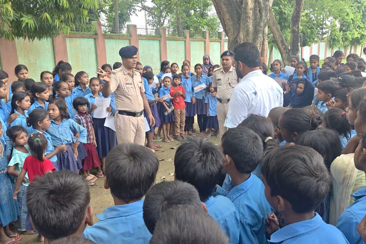 बखरी के चकहमीद स्कूल में विद्यार्थियों को आग लगने पर सतर्कता और प्राथमिक बचाव की दी गई ट्रेनिंग