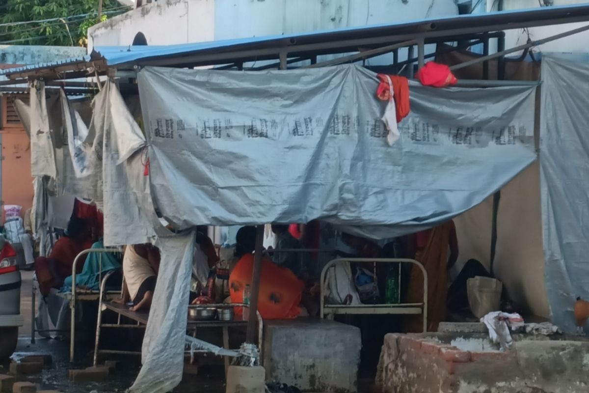 जहानाबाद सदर अस्पताल में बदहाल SNCU शेड, फटे तिरपाल और गंदे पानी के बीच रहने को मजबूर नवजातों की माताएं