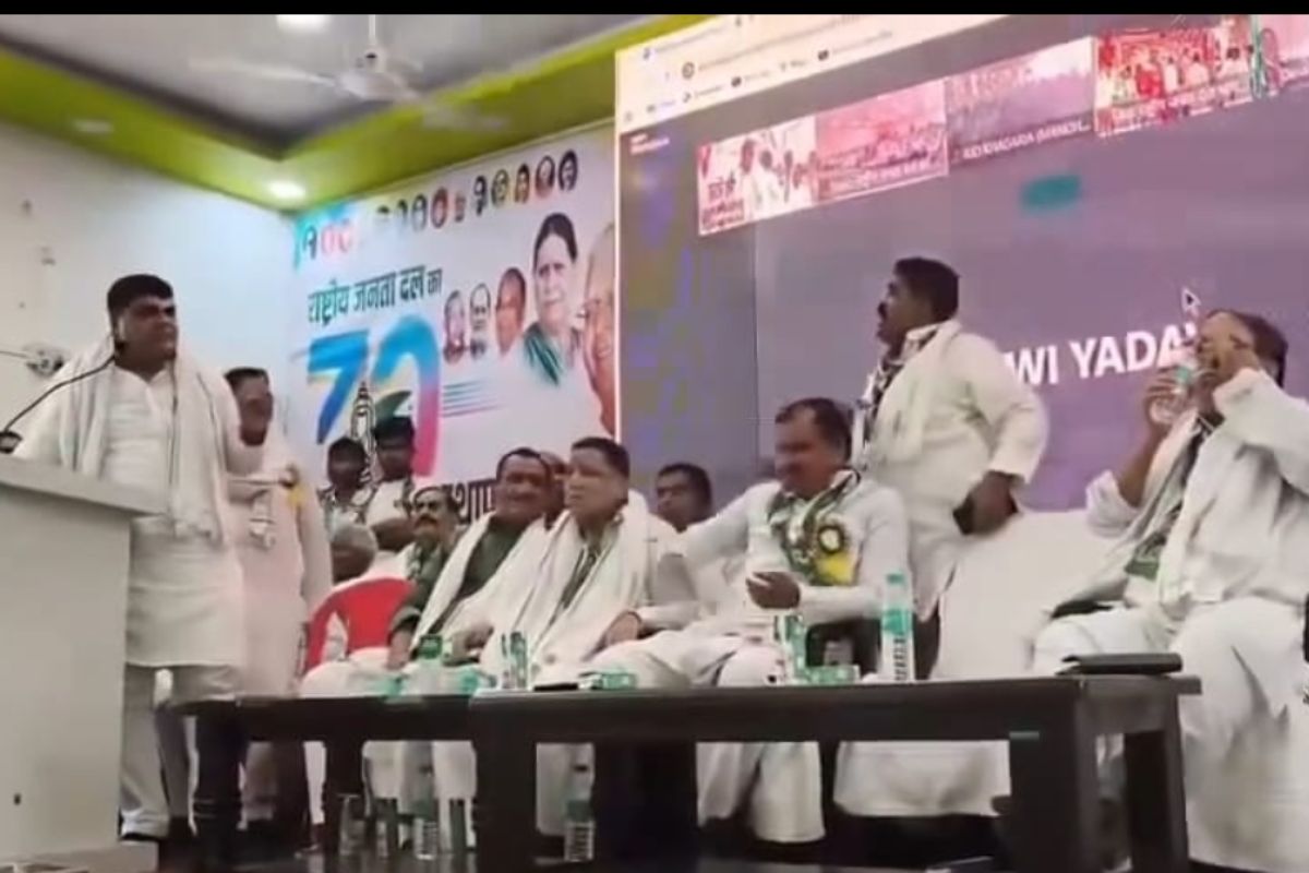 राजद के 30वें स्थापना दिवस कार्यक्रम में हंगामा, शक्ति सिंह यादव और कल्लू मुखिया के बीच तीखी बहस, वीडियो वायरल