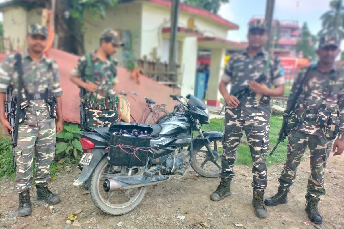 जोगबनी में SSB ने पकड़ी नशीली कफ सिरप की खेप, 89 बोतलें और एक बाइक जब्त