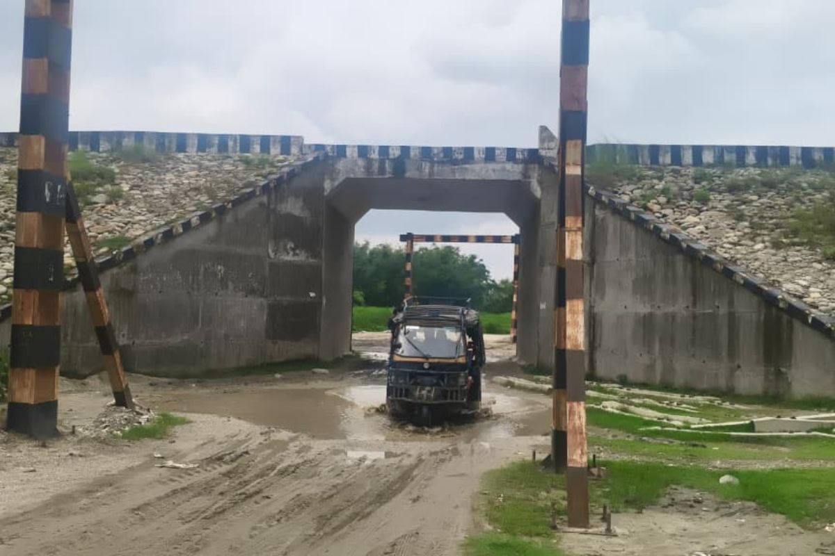 पहली बारिश में ही ‘फेल’ हुए रेलवे के अंडरपास! गलगलिया–अररिया रेल खंड पर जलभराव से थमी रफ्तार