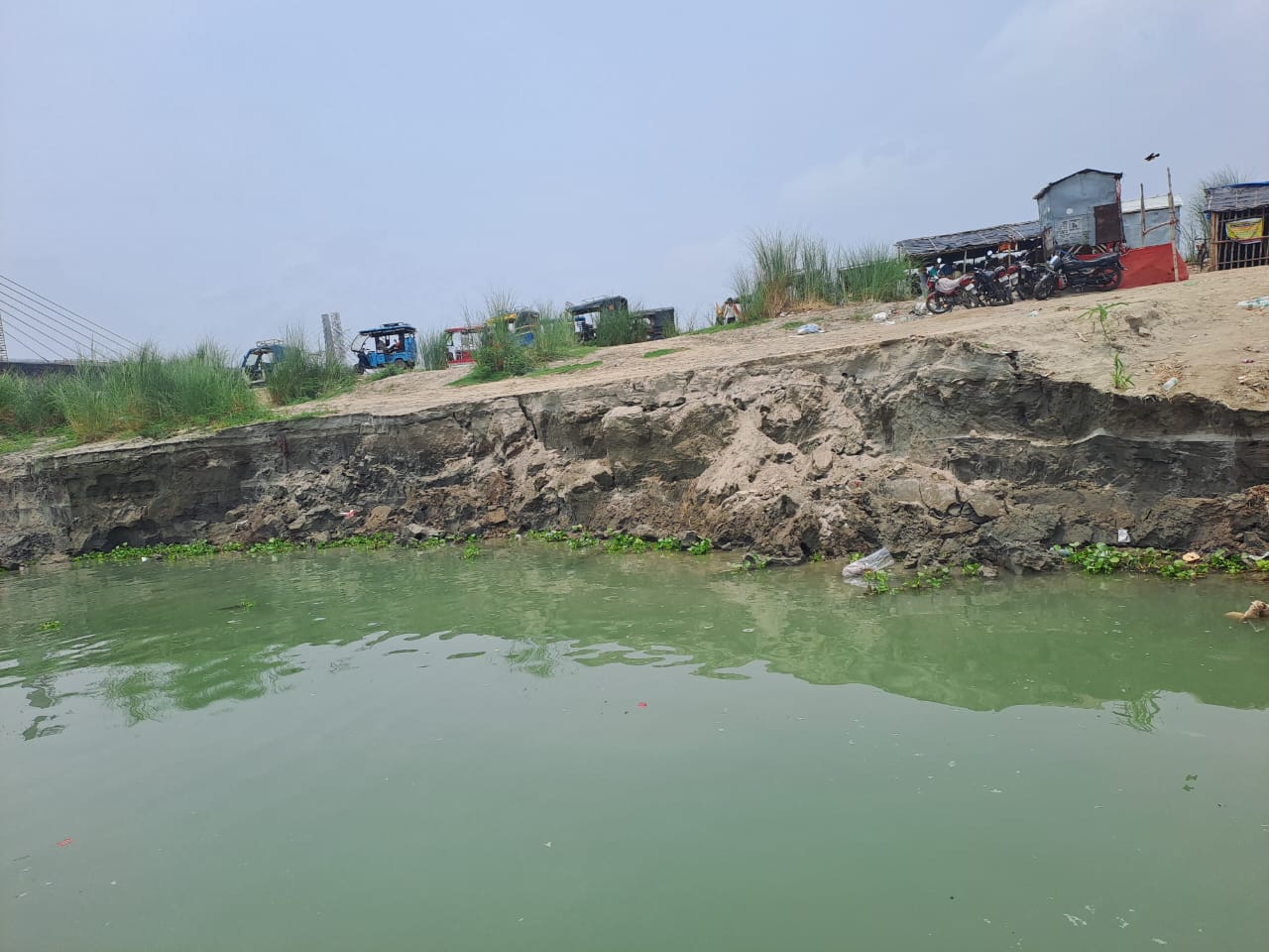 गंगा के बढ़ते जलस्तर से अगुवानी घाट पर तेज हुआ कटाव, किसानों और श्रद्धालुओं की बढ़ी चिंता