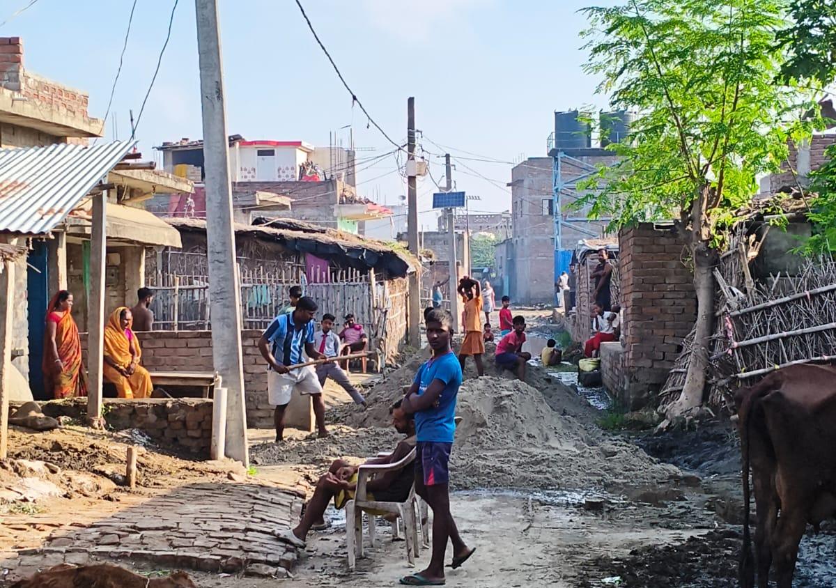 दुधेला में अतिक्रमण की भेंट चढ़ी ग्रामीण सड़क, मिट्टी का ढेर और जलजमाव से बढ़ी लोगों की परेशानी