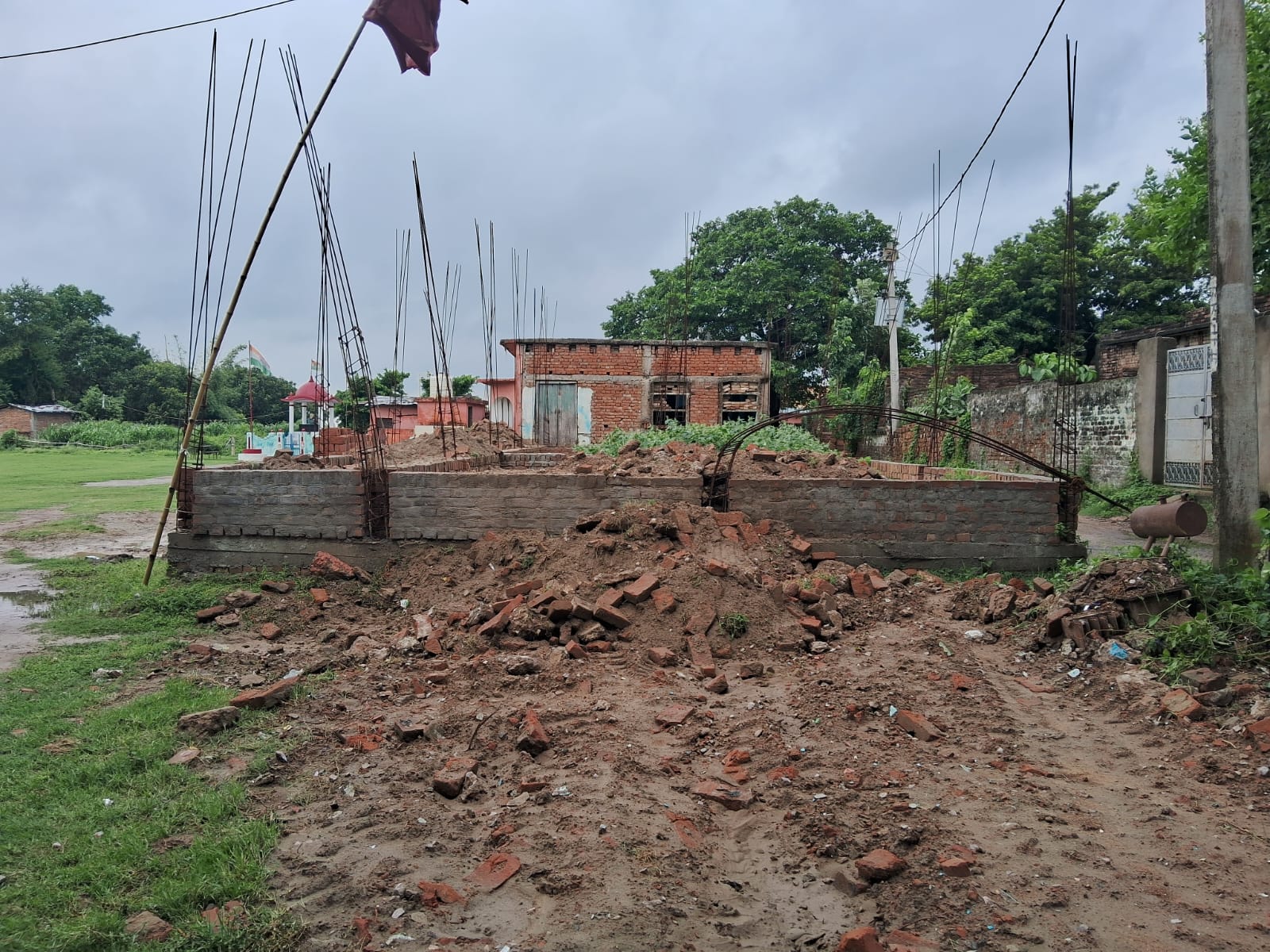 जमीन विवाद सुलझने के बाद मुरादपुर में स्कूल भवन और पंचायत सरकार भवन का निर्माण फिर शुरू