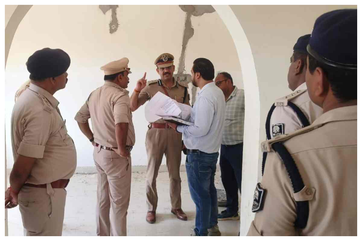 बगहा पुलिस केंद्र में डीआईजी हरिकिशोर राय का निरीक्षण, अधिकारियों को दिए निर्देश