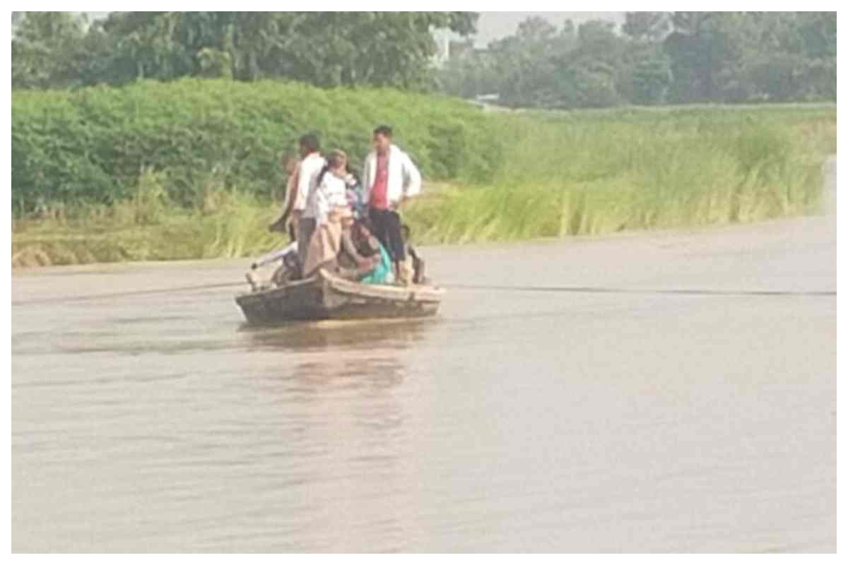 कमला बलान की बाढ़ से कुशेश्वरस्थान बेहाल, तटबंध पर शरण लेने को मजबूर हजारों लोग