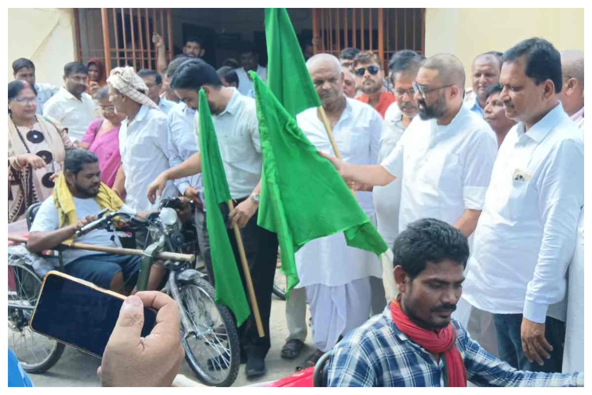 कुशेश्वरस्थान में दिव्यांगों को मिली इलेक्ट्रिक ट्राई साइकिल, विधायक ने दिखाई हरी झंडी