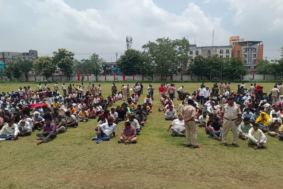 झारखंड में पहली बार धनबाद पुलिस की पहल: 700 दागियों की कराई गई परेड, अच्छा नागरिक बनने की दिलाई शपथ