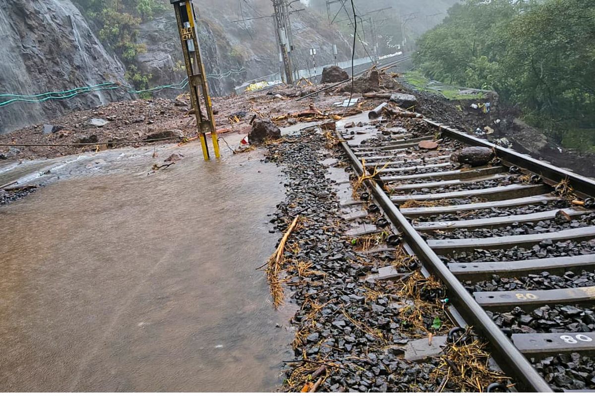 disrupting-Mumbai-Pune-rail