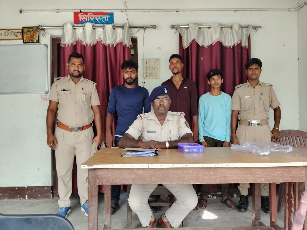 Katihar News : कटिहार के बलिया बेलौन में देसी पिस्टल व दो कारतूस के साथ तीन गिरफ्तार