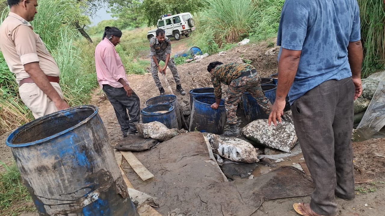 वैशाली में शराब माफियाओं पर एक्शन, 8 देशी शराब भट्ठियां ध्वस्त; राघोपुर दियारा से 30 हजार लीटर कच्चा जावा नष्ट