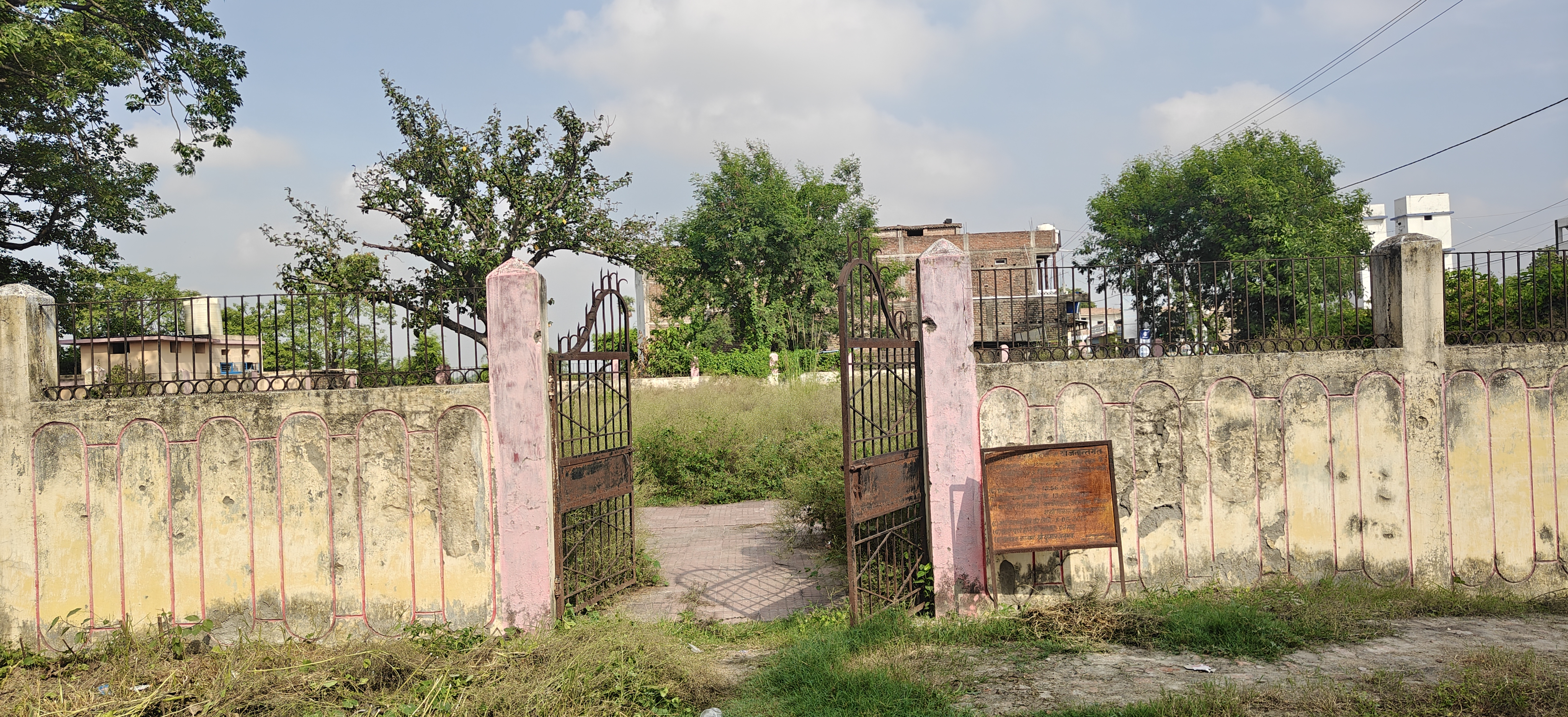 सारण में 13.56 लाख से बना चिल्ड्रन पार्क बदहाल, झाड़ियों में तब्दील हुआ परिसर, छात्र-छात्राओं ने उठाए सवाल